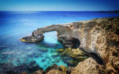 Z Pafos w kierunku Ayia Napa Marathon z Lefkarą, odrobiną wina i oliwy